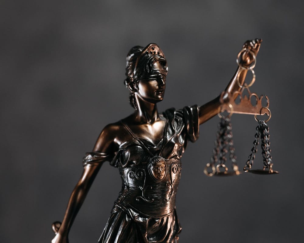 Estátua da Justiça em bronze, com a balança e a espada