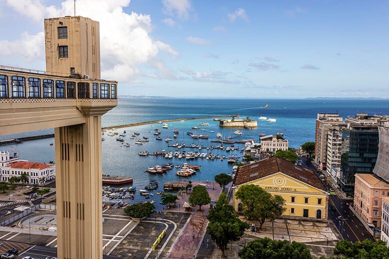 Elevador Lacerda e a Baía de Todos-os-Santos, em Salvador